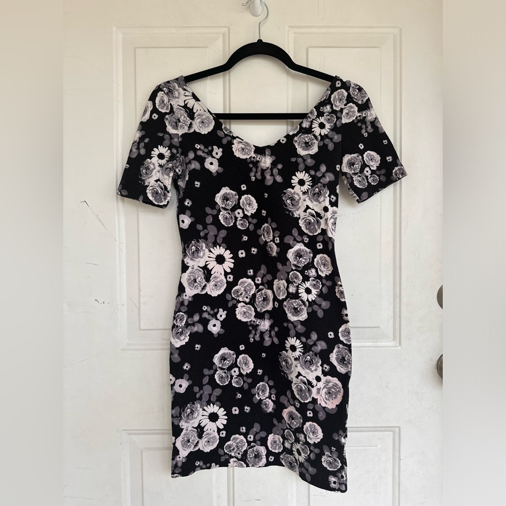 H&M floral light dress with middle sleeves Size S
